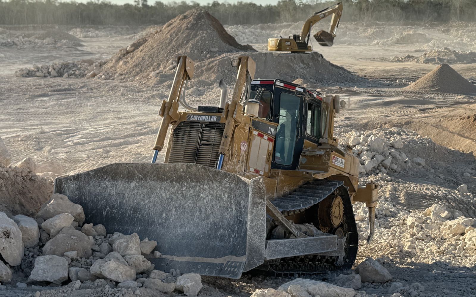 Bulldozer Denali en frente de exploración minera